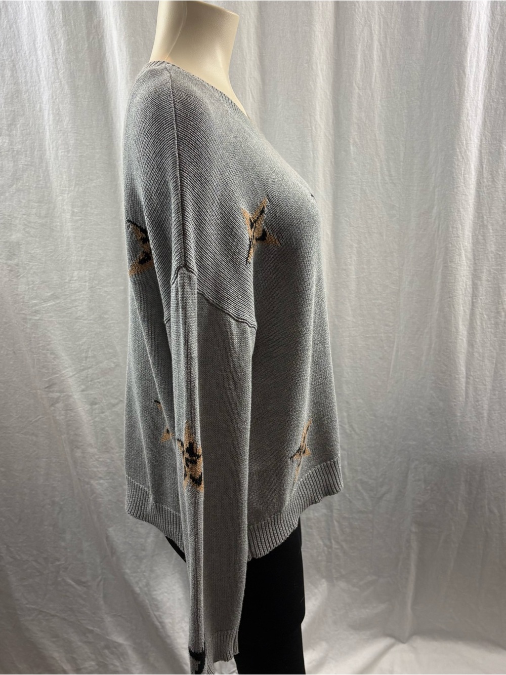 Rails Perci Star Sweater in the color Heather Grey Animal Stars M - Picture 5 of 12